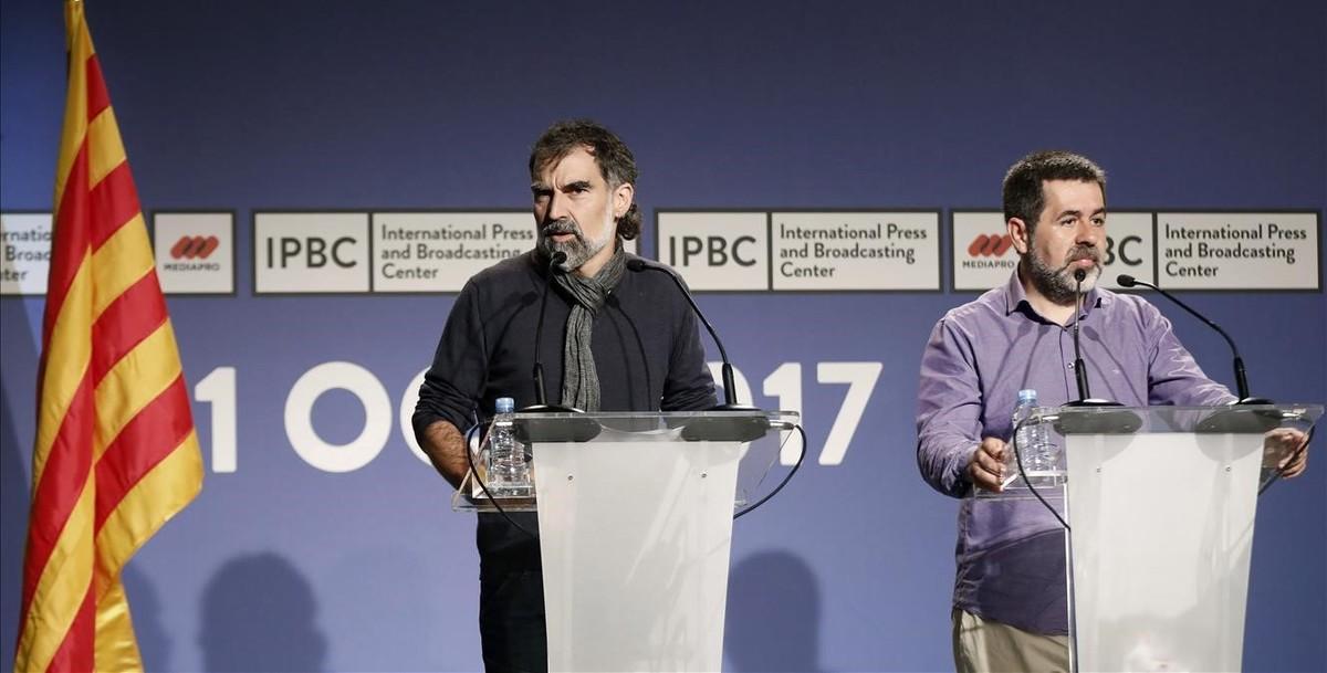 El presidente de Òmnium Cultura, Jordi Cuixart, y el de la ANC, Jordi Sànchez, durante la rueda de prensa celebrada este sábado.