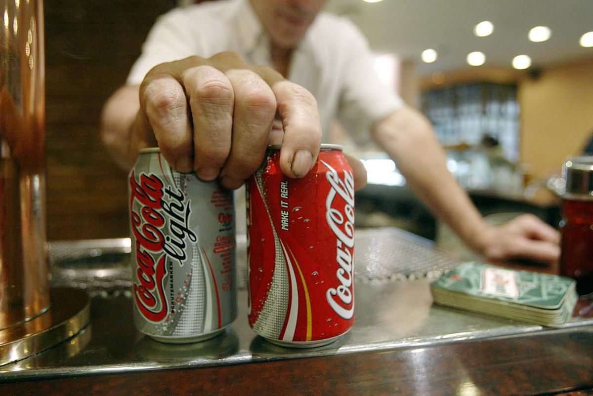 Dos cocacolas. Dos cocacolas.