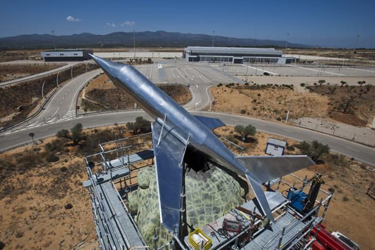 Colocación de un avión de aluminio en la escultura del aeropuerto de Castellón, el 17 de julio del 2012. Colocación de un avión de aluminio en la escultura del aeropuerto de Castellón, el 17 de julio del 2012.