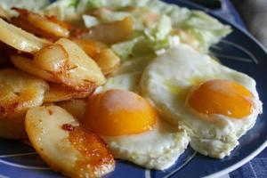 El error (que todos hacemos) al cocinar huevos fritos y que aumenta el riesgo de salmonelosis