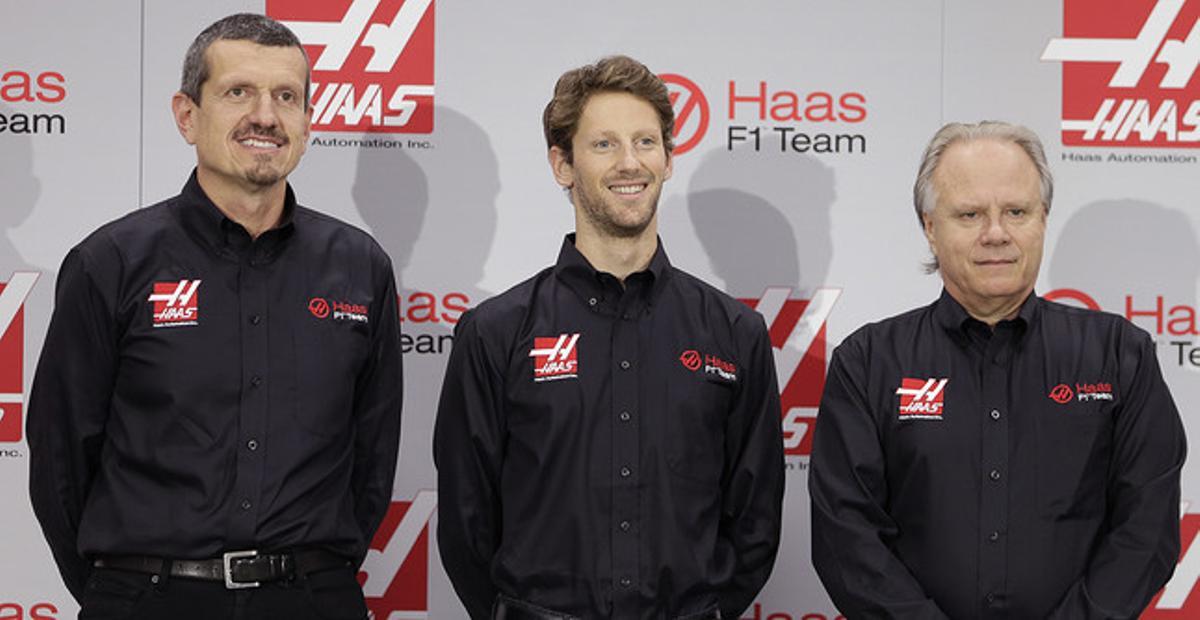 El piloto francés Romain Grisjean, flanqueado por Günther Steiner, jefe del equipo Haas (izquierda), y Gene Haas, dueño de la escudería.