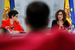 Las titulares de Hacienda y Exteriores, María Jesús Montero y Arancha González Laya, este 27 de abril tras la reunión semanal del Consejo de Ministros.