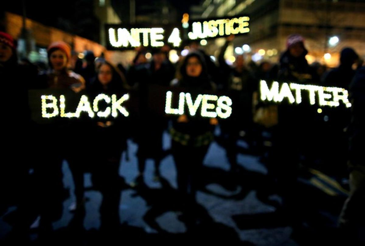 Manifestantes portan una pancarta luminosa en la que se lee ’Black lives matter’, ’Las vidas de los negros importan’, este jueves en Nueva York.
