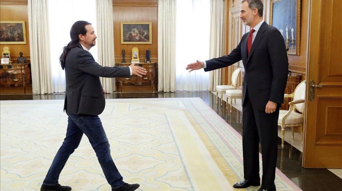 El rey Felipe VI saluda al líder de Podemos, Pablo Iglesias, en el Palacio de la Zarzuela durante la ronda de consultas con los dirigentes de los partidos politicos con representacion parlamentaria para designar candidato a la investidura. El rey Felipe VI saluda al líder de Podemos, Pablo Iglesias, en el Palacio de la Zarzuela durante la ronda de consultas con los dirigentes de los partidos politicos con representacion parlamentaria para designar candidato a la investidura.