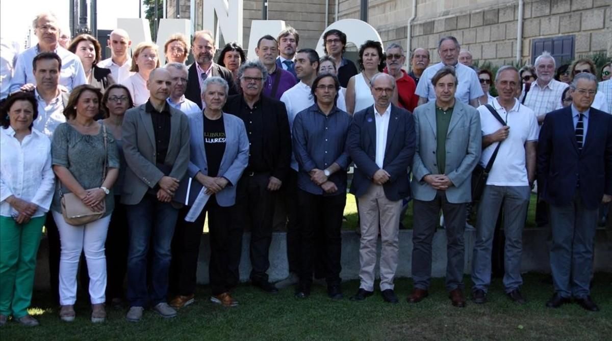 Miembros de la Plataforma d’Entitats Culturals y representantes de algunas instituciones adheridas, en la presentación del manifiesto. Miembros de la Plataforma d’Entitats Culturals y representantes de algunas instituciones adheridas, en la presentación del manifiesto.