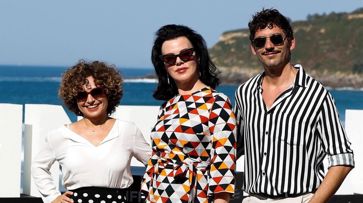 Anna Costa, Debi Mazar y Paco León, en el Festival de San Sebastián. Anna Costa, Debi Mazar y Paco León, en el Festival de San Sebastián.