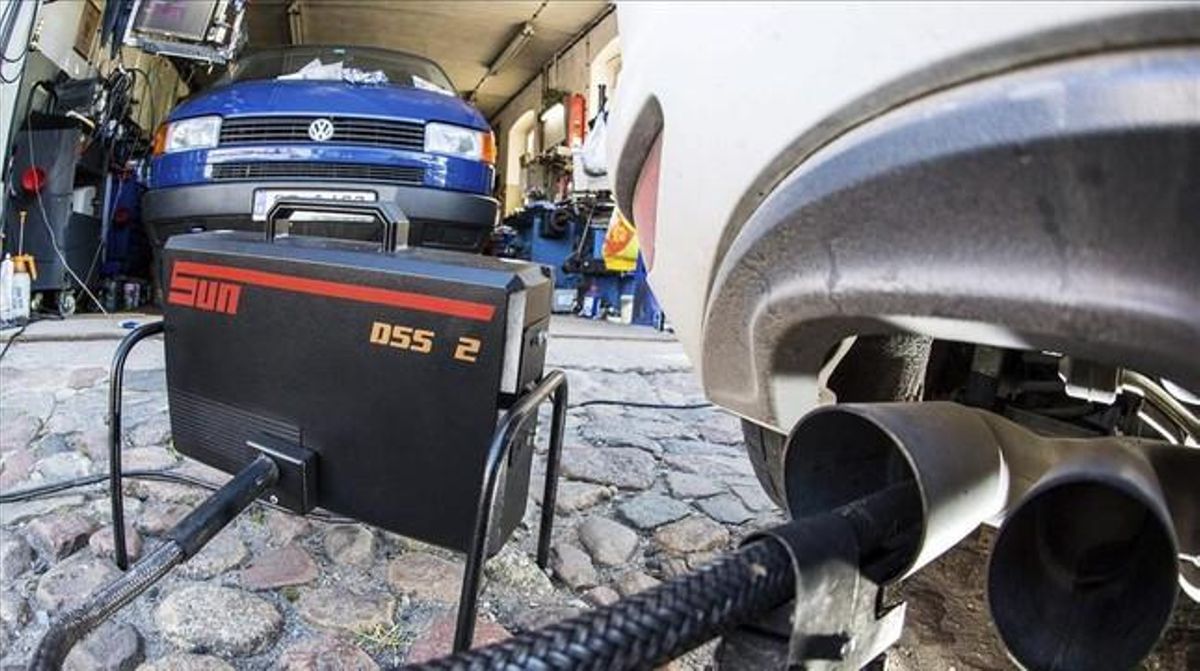 Un dispositivo mide las emisiones de un vehículo de Volkswagen, en Fráncfort del Oder. Un dispositivo mide las emisiones de un vehículo de Volkswagen, en Fráncfort del Oder.