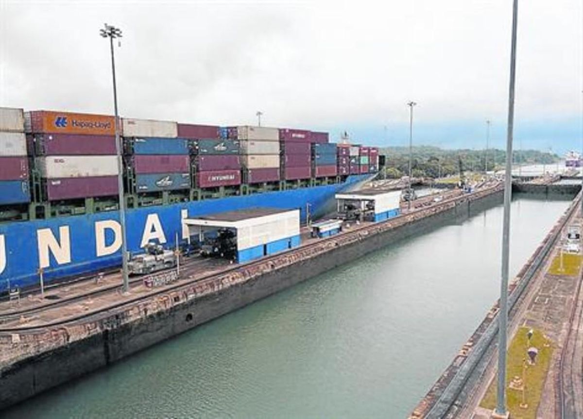 Un barco cruza en dirección al Pacífico las esclusas del Atlántico a través del viejo trayecto del canal. Un barco cruza en dirección al Pacífico las esclusas del Atlántico a través del viejo trayecto del canal.