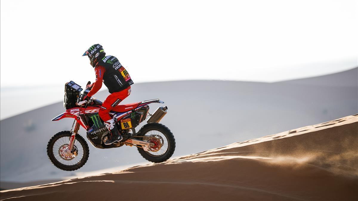Barreda, en acción, con su  Honda , en una zona de dunas del Dakar