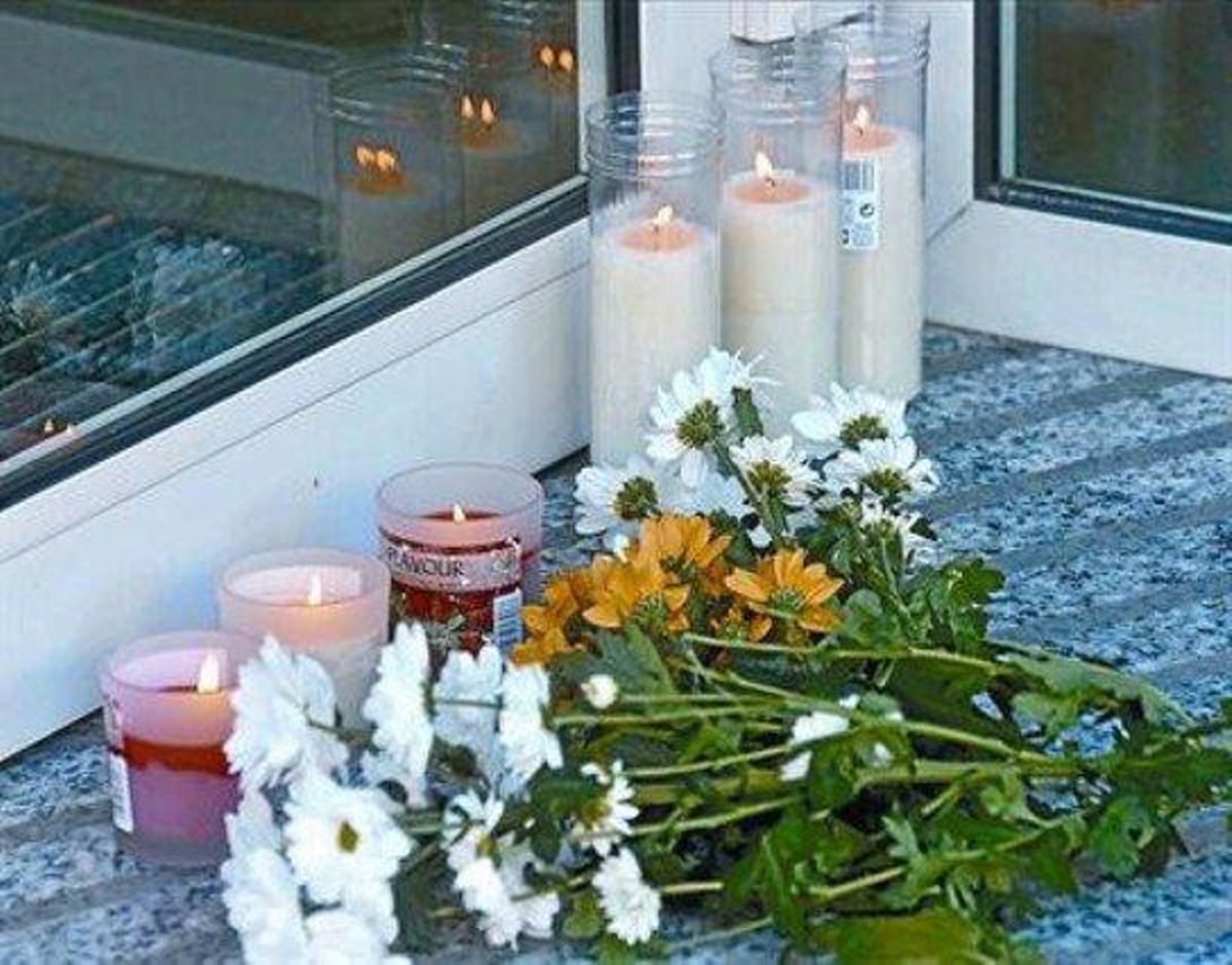 Altar 8 Flores y velas ante la sucursal de la CAM de Olot, donde ayer fueron asesinados dos empleados. Altar 8 Flores y velas ante la sucursal de la CAM de Olot, donde ayer fueron asesinados dos empleados.