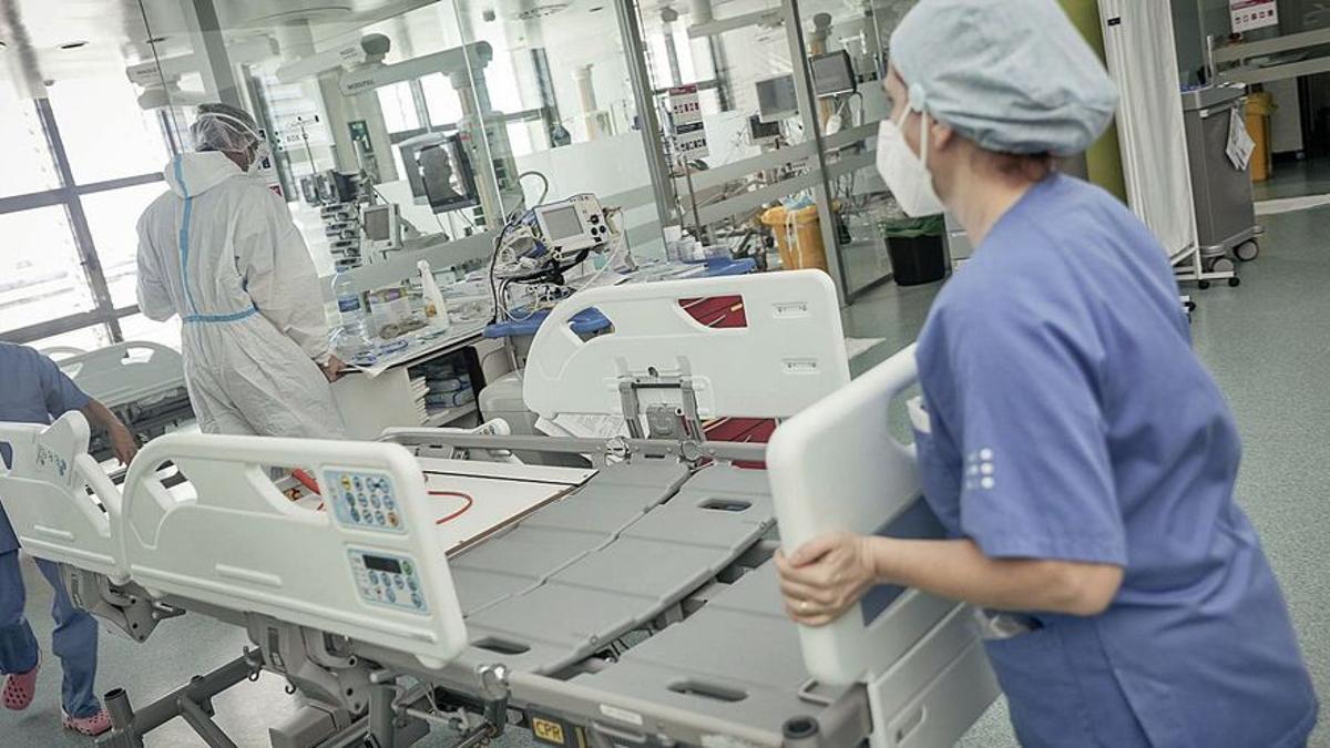 Dos enfermeras trasladando una camilla en plena pandemia en un hospital balear. Dos enfermeras trasladando una camilla en plena pandemia en un hospital balear.