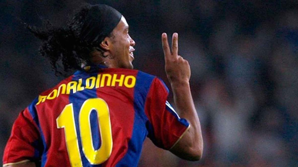 Ronaldinho, en un partido en su etapa con el Barça.