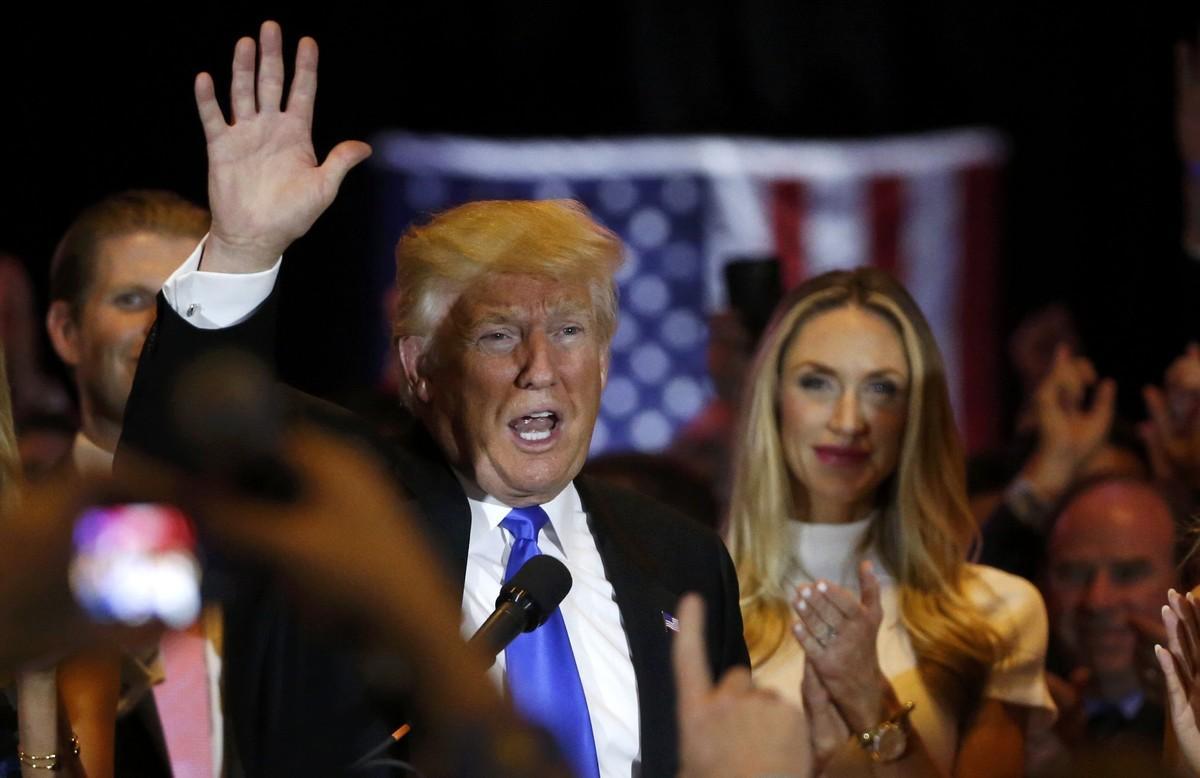  Donald Trump saluda a sus seguidores tras ganar las primarias de Indiana.