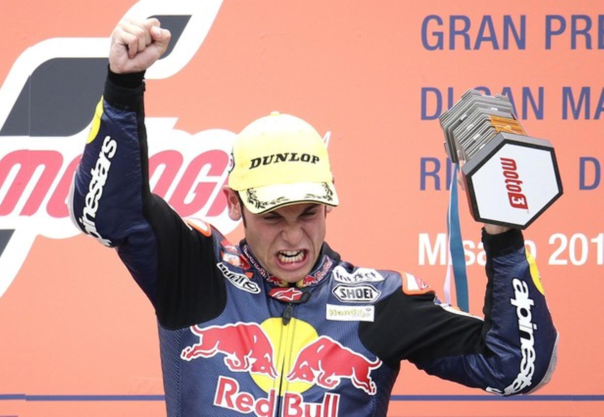 Sandro Cortese celebra en el podio su victoria en el Gran Premio de San Marino.