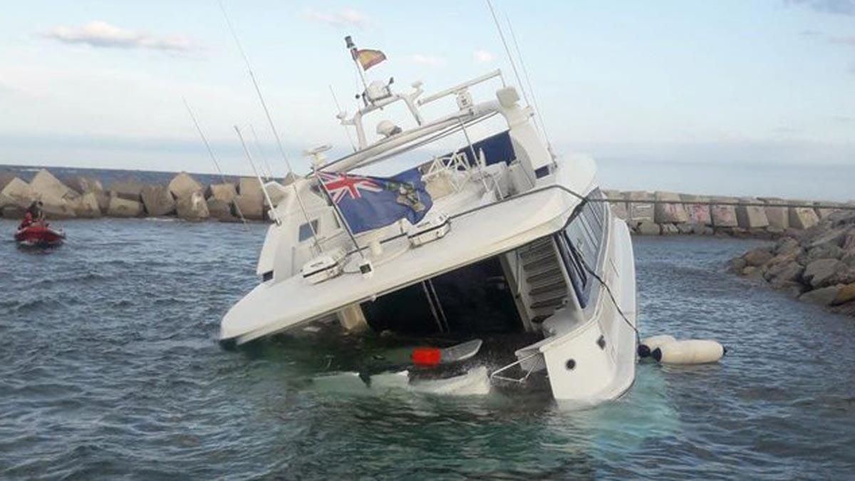 El yate a la deriva en la zona de los Banys del Fòrum. El yate a la deriva en la zona de los Banys del Fòrum.