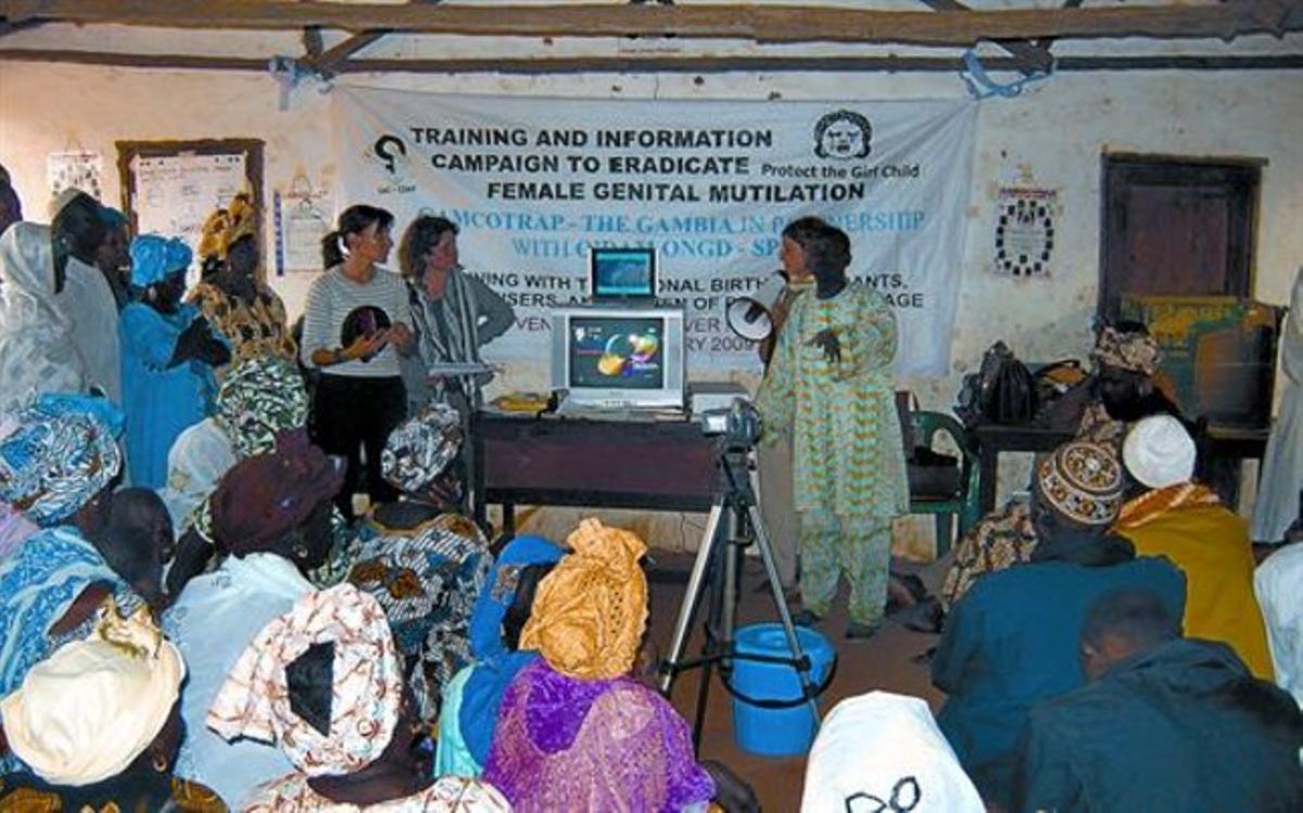 Unes agents dels Mossos d’Esquadra expliquen el protocol de prevenció de l’ablació en un poblat de Gàmbia.