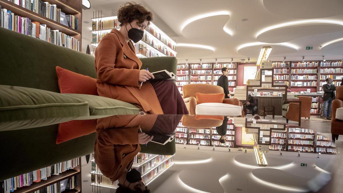 Obre Finestres, la llibreria que pretén agitar la vida cultural de Barcelona