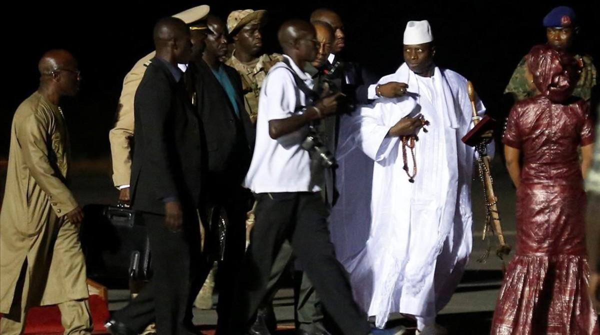 Yahya Jammeh a su llegada al aeropuerto para exiliarse a Guinea Ecuatorial.