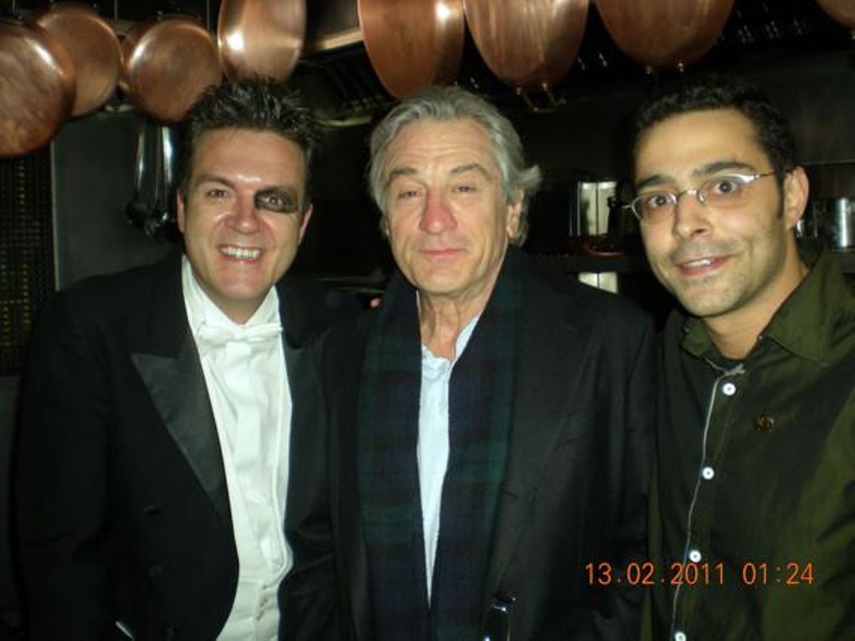 Kim Díaz, dueño del Bar Mut, con De Niro y un cliente del local, en el 2011. Kim Díaz, dueño del Bar Mut, con De Niro y un cliente del local, en el 2011.