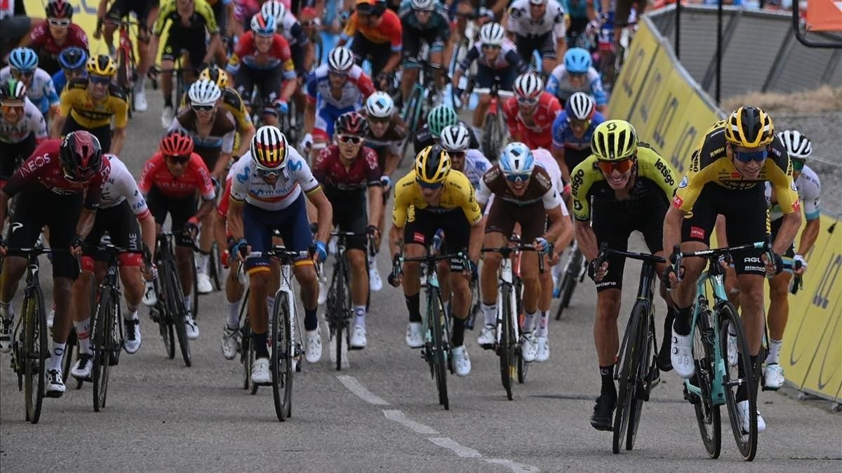 Van Aert, a la derecha, se impone en la primera etapa del Dauphiné, con Valverde (centro), en cuarta posición. Van Aert, a la derecha, se impone en la primera etapa del Dauphiné, con Valverde (centro), en cuarta posición.