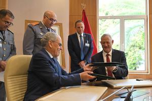El ministro de Defensa marroquí, Abdellatif Ludiyi, y el israelí, Benny Gantz, durante la firma del acuerdo entre los dos países, este miércoles en Rabat.