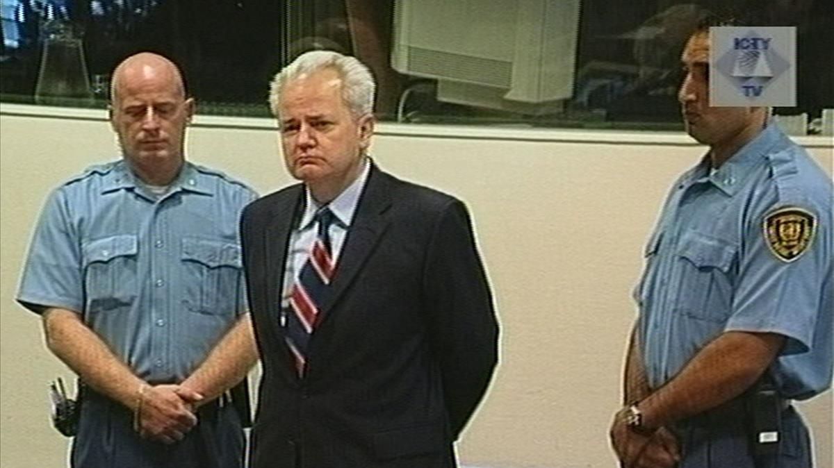 Slobodan Milosevic (centro), expresidente de Serbia, junto a dos guardias de seguridad antes de comparecer en el TPIY, en La Haya, el 3 de julio del 2001. Slobodan Milosevic (centro), expresidente de Serbia, junto a dos guardias de seguridad antes de comparecer en el TPIY, en La Haya, el 3 de julio del 2001.