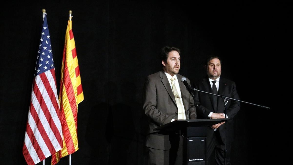 El entonces delegado del Govern en EEUU Andrew Davis con el exvicepresidente de la Generalitat Oriol Junqueras, en una imagen de mayo del 2017.