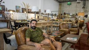 Xavier Corbellini, uno de los usuarios estrella de Wallapop en la provincia de Barcelona, en su ’show room’ de Mataró, donde vende objetos que suele restaurar y reciclar.