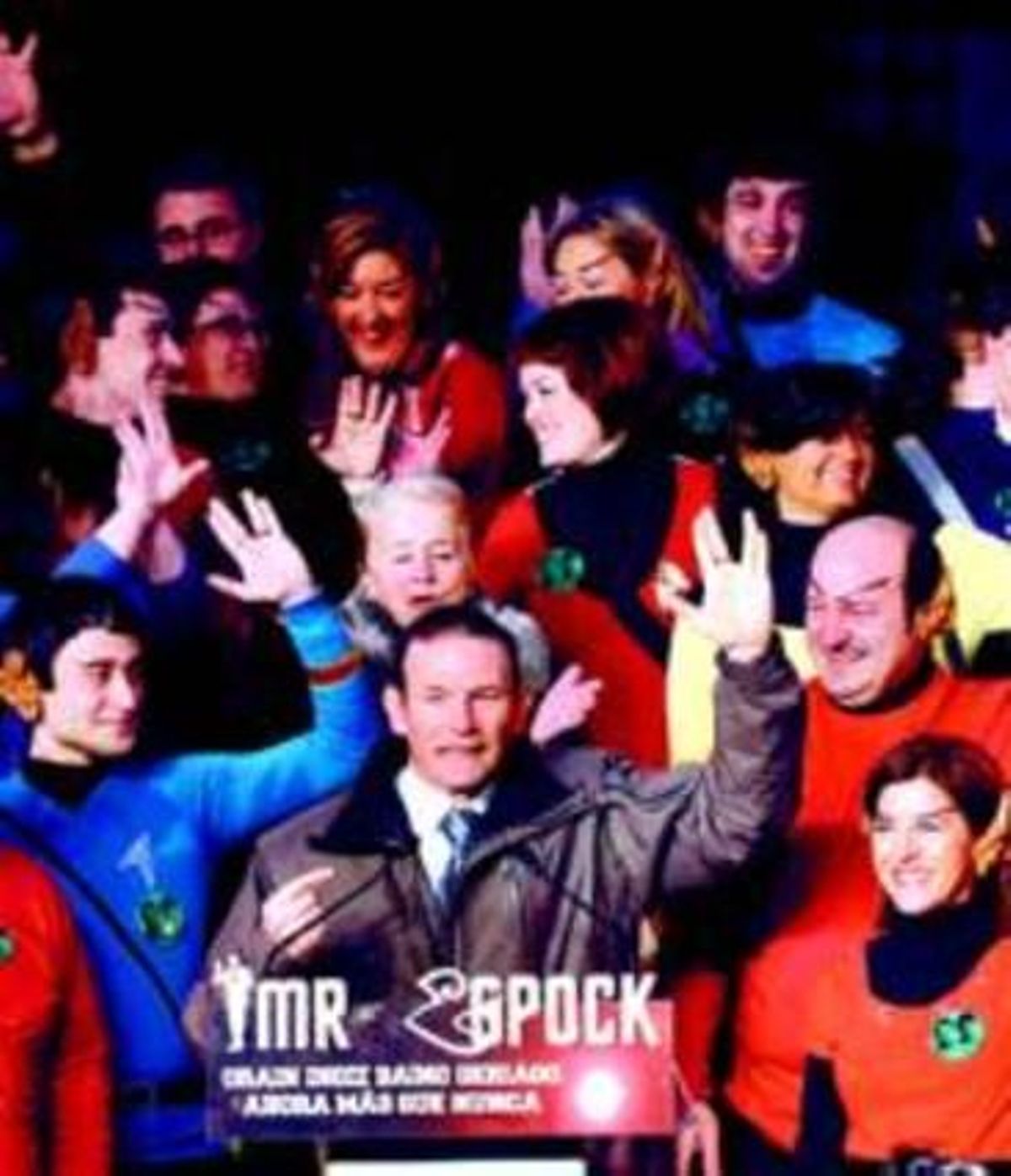 Jolgorio vespertino. Ibarretxe y jóvenes de su partido imitan el gesto característico del comandante Spock, personaje de Star Trek. Jolgorio vespertino. Ibarretxe y jóvenes de su partido imitan el gesto característico del comandante Spock, personaje de Star Trek.