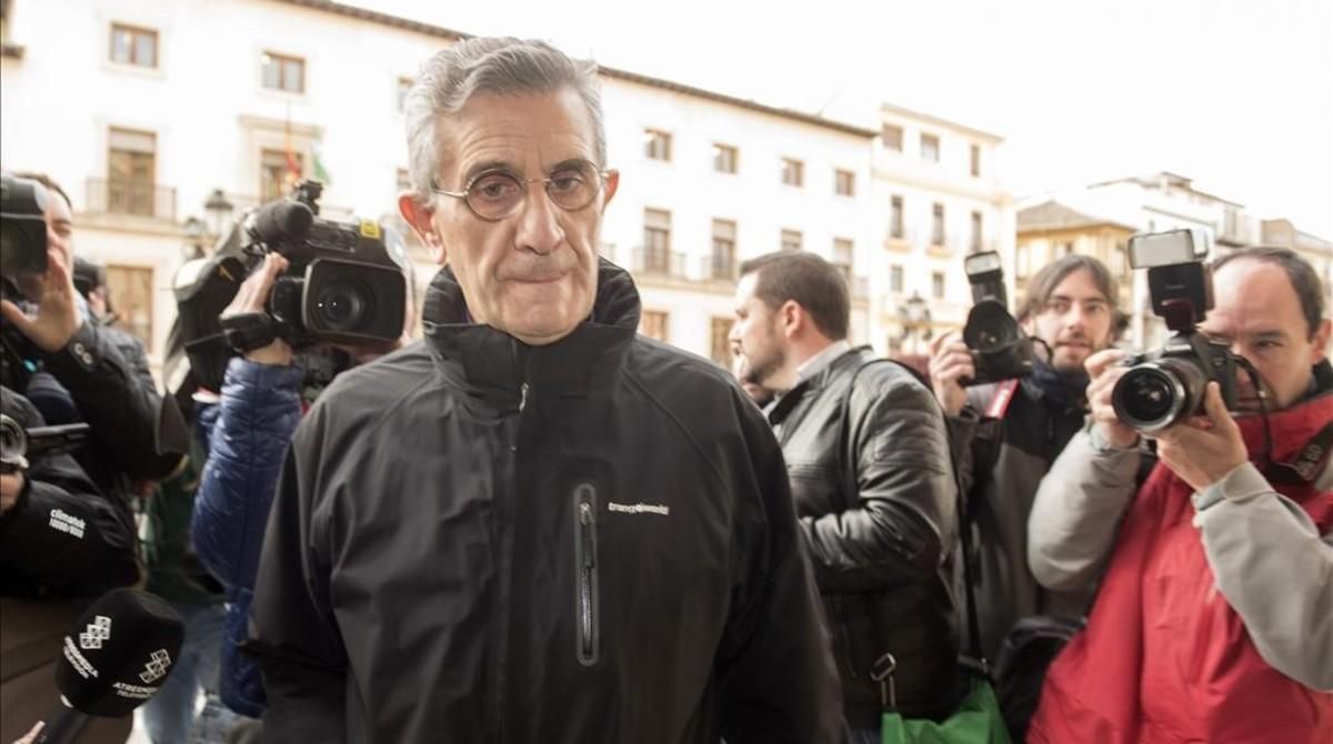 El padre Román, acusado de abusos sexuales a un menor, a su llegada a la Audiencia de Granada, el lunes 6 de marzo. El padre Román, acusado de abusos sexuales a un menor, a su llegada a la Audiencia de Granada, el lunes 6 de marzo.