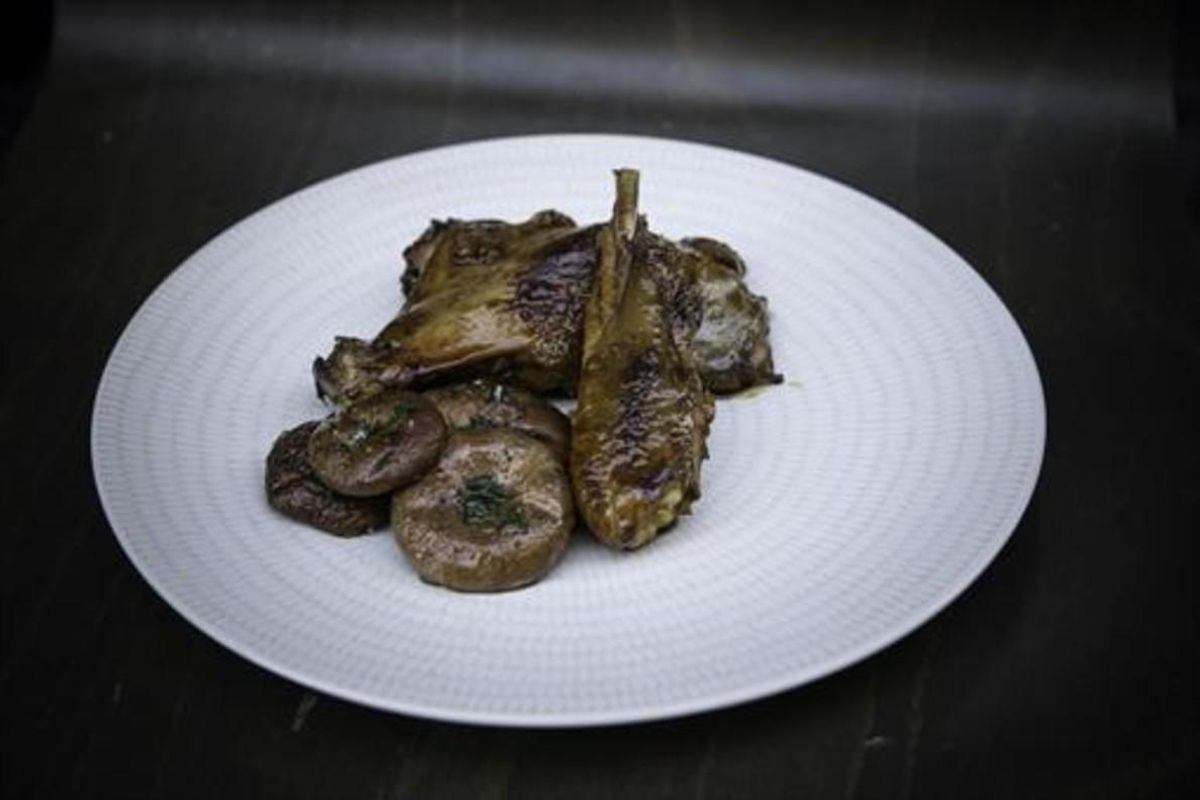 Pollo lacado con miel y lima y setas a la brasa de Tomás Rodríguez Pollo lacado con miel y lima y setas a la brasa de Tomás Rodríguez