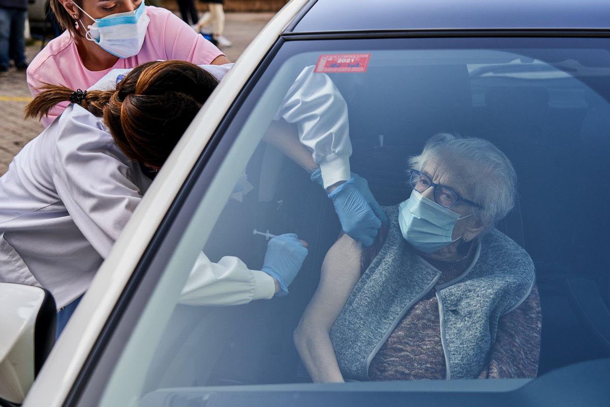 Una mujer de más de 80 años recibe una vacuna dentro de un coche en Vitoria. Una mujer de más de 80 años recibe una vacuna dentro de un coche en Vitoria.
