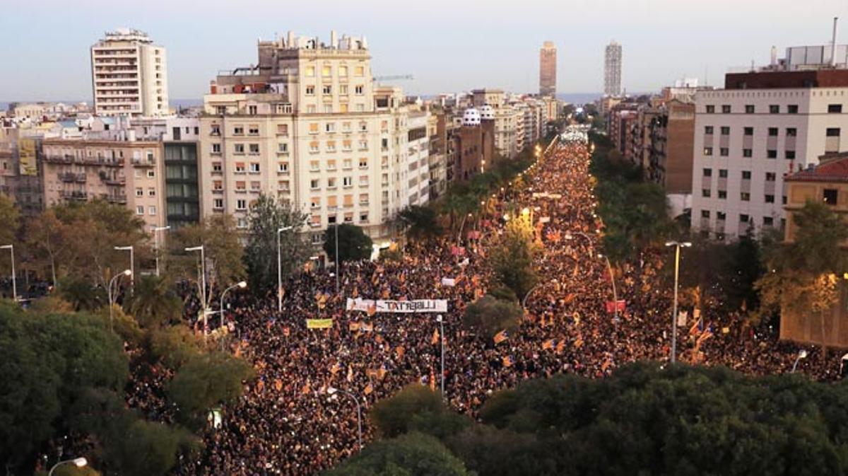 La manifestación independentista se ha tomado la calle Marina con más de 750 mil asistentes, que pidieron la libertad de sus presos.