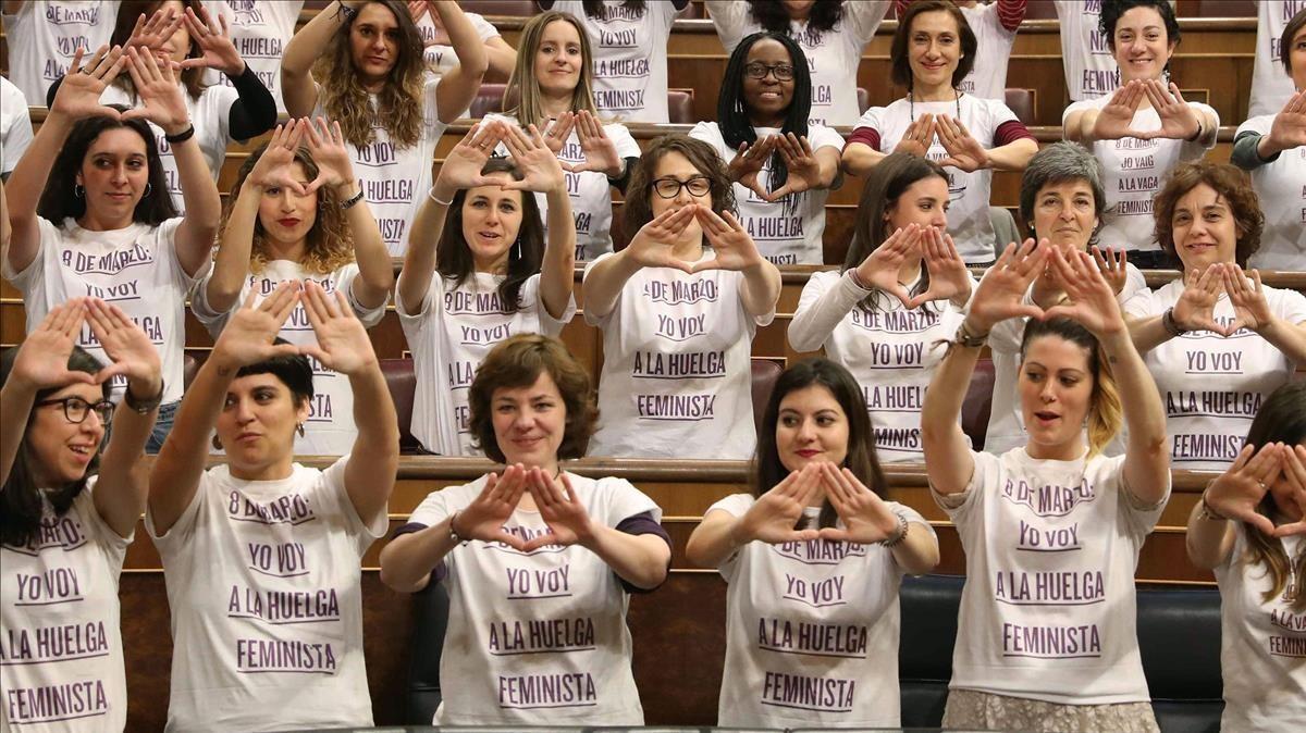 Las diputadas de Unidos Podemos  lucen camisetas en apoyo a la huelga feminista, el pasado 21 de febrero en el Congreso.