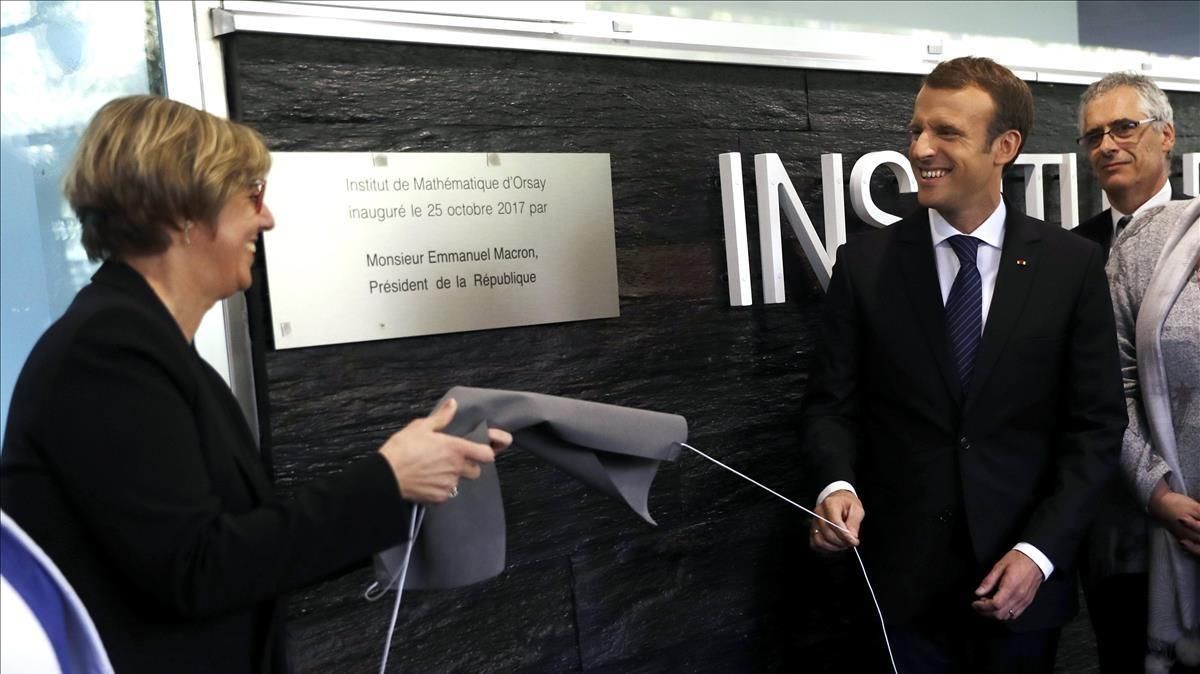 Macron y la presidenta de la Universidad París-Sud, Sylvie Retailleau, descubren la placa inaugural del Instituto de Matemáticas de Orly, el pasado octubre. Macron y la presidenta de la Universidad París-Sud, Sylvie Retailleau, descubren la placa inaugural del Instituto de Matemáticas de Orly, el pasado octubre.