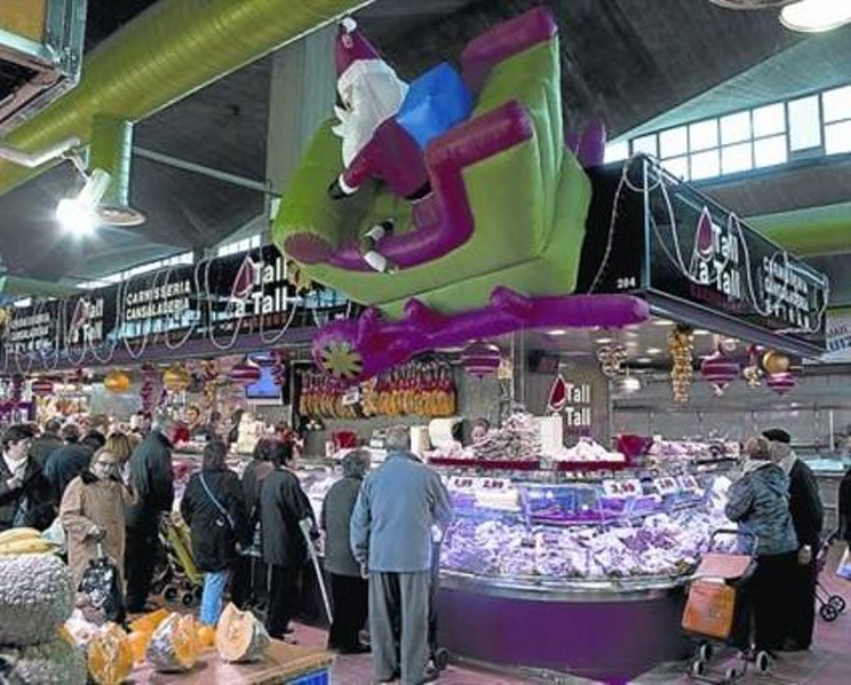 Demanda 3 Los clientes aguardan su turno en un puesto de carne del mercado de Sant Ildefons. Demanda 3 Los clientes aguardan su turno en un puesto de carne del mercado de Sant Ildefons.