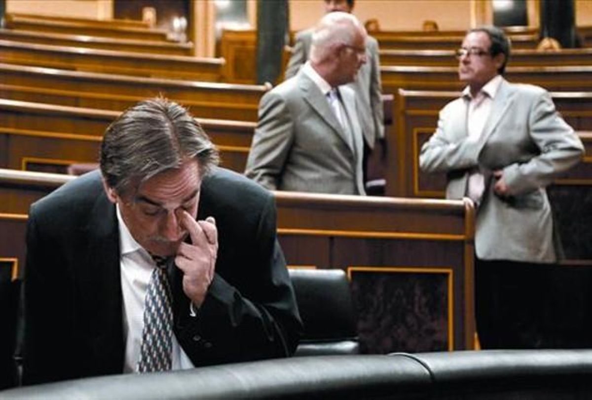 El ministro de Trabajo, Valeriano Gómez, y, al fondo, Josep Antoni Duran Lleida y Pere Macias, en el Congreso. El ministro de Trabajo, Valeriano Gómez, y, al fondo, Josep Antoni Duran Lleida y Pere Macias, en el Congreso.