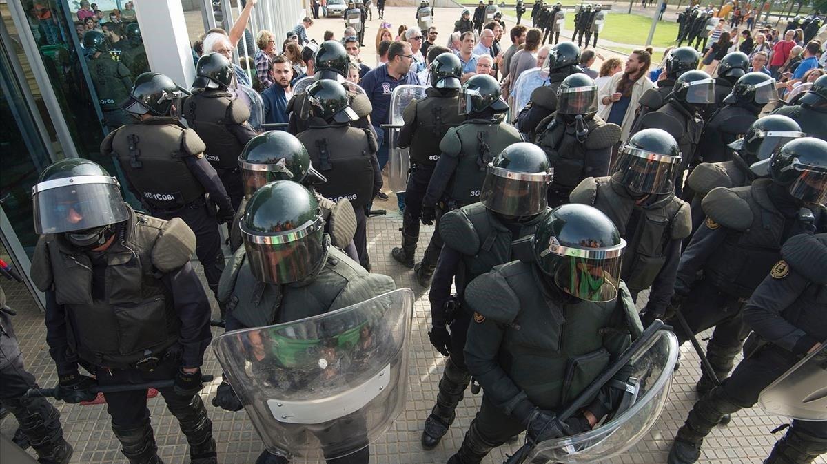 Un grupo de antidisturbios durante el referéndum del 1-O en Mora la Nova (ribera d’Ebre)