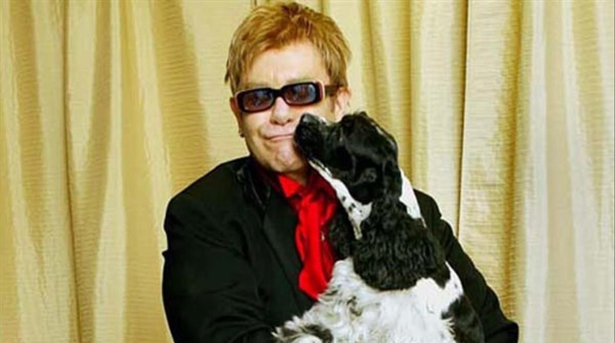 Elton John con su perro.