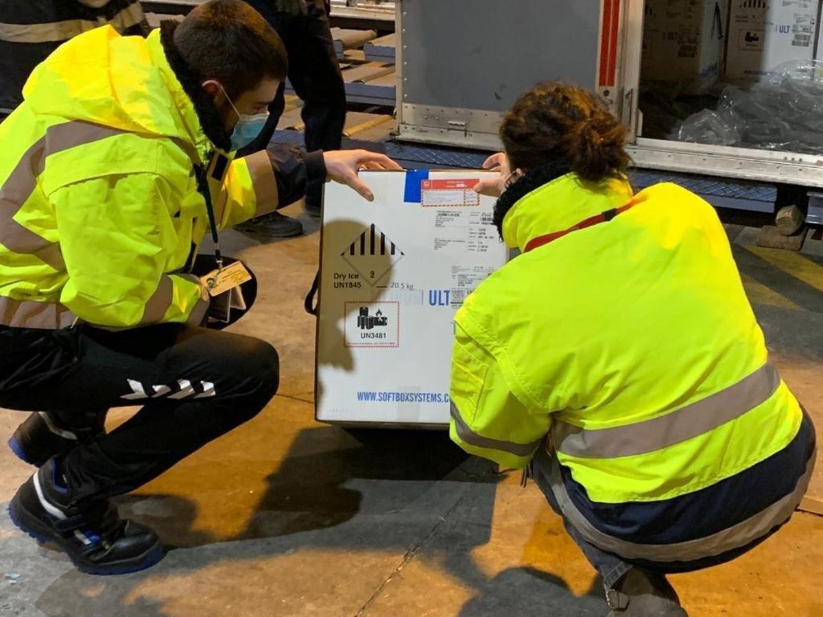 Dos operarios examinan las cajas de las vacunas de Pfizer, en el aeropuerto de Vitoria. Dos operarios examinan las cajas de las vacunas de Pfizer, en el aeropuerto de Vitoria.