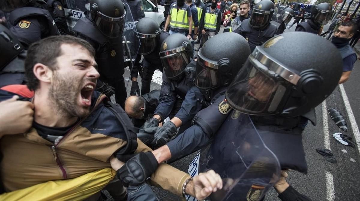 La policia nacional ha intentado desalojar a las personas concentradas en un centro de votación el 1-O. La policia nacional ha intentado desalojar a las personas concentradas en un centro de votación el 1-O.