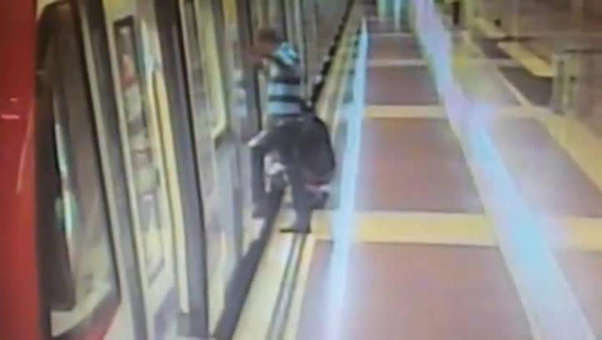 Un vídeo muestra a una mujer orinando en el del metro de