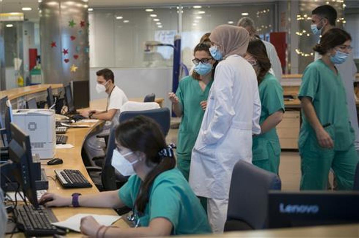 Personal sanitario de la uci para enfermos de coronavirus del Hospital Universitario Dr. Josep Trueta de Girona. Personal sanitario de la uci para enfermos de coronavirus del Hospital Universitario Dr. Josep Trueta de Girona.