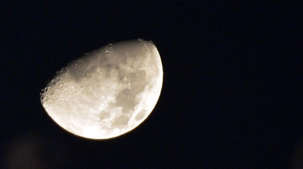 Una imagen de la Luna en cuarto creciente, tomada desde Egipto. Una imagen de la Luna en cuarto creciente, tomada desde Egipto.