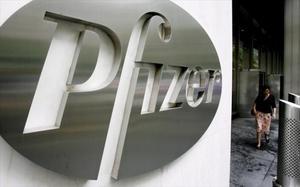 El logo de Pfizer en su sede central, en Nueva York.