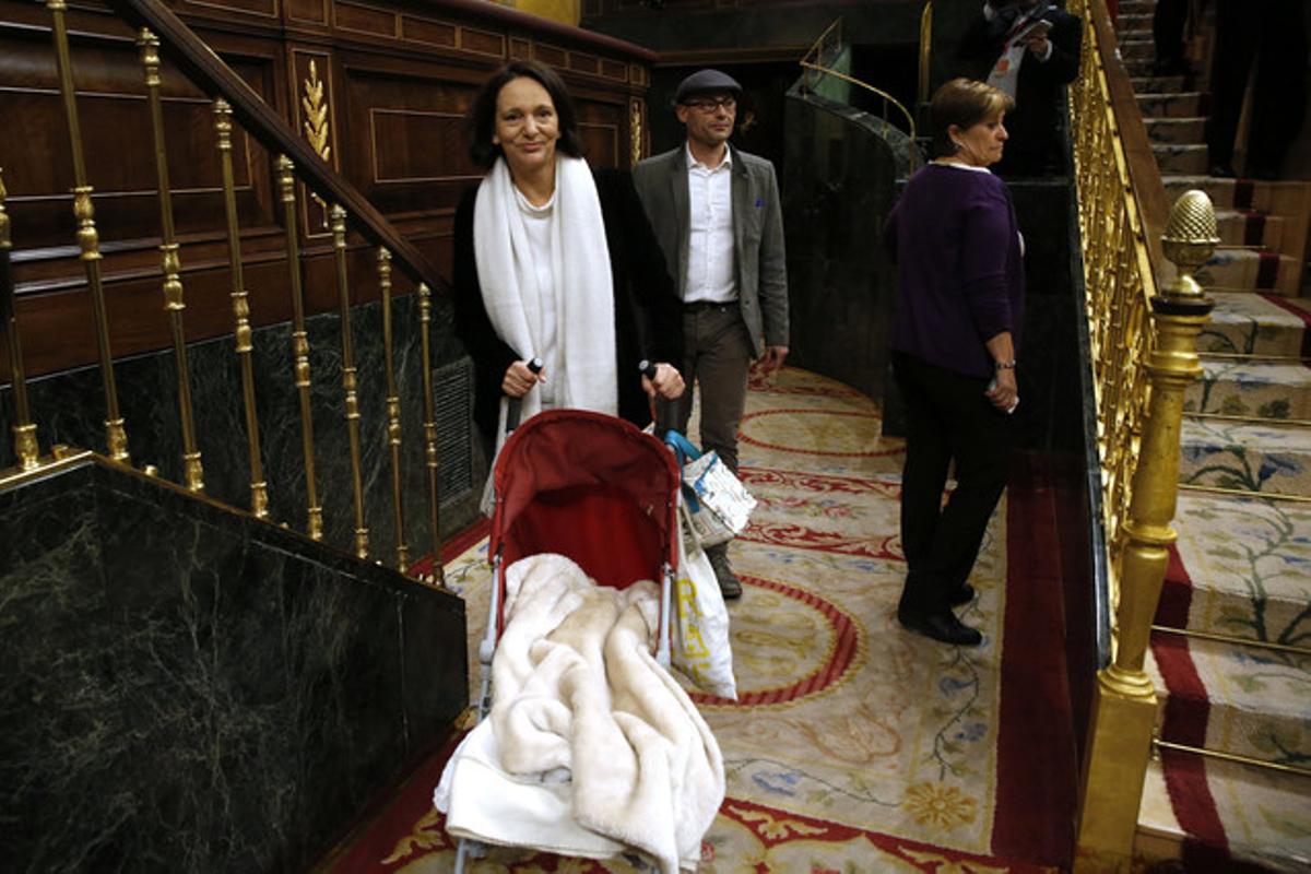 La diputada de Podemos Carolina Bescansa, con su bebé en el hemiciclo del Congreso, en enero.
