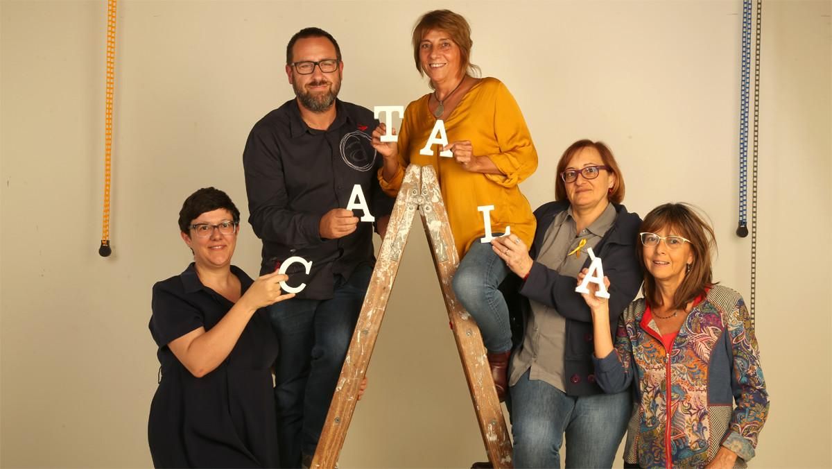 De izquierda a derecha, Cristina Rosselló, Joan Guardiola, Mònica Biosca, Maria Roman y Glòria Costa. De izquierda a derecha, Cristina Rosselló, Joan Guardiola, Mònica Biosca, Maria Roman y Glòria Costa.