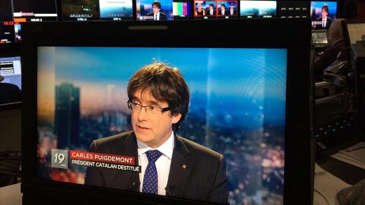 Carles Puigdemont, en los estudios de la televisión pública belga. Carles Puigdemont, en los estudios de la televisión pública belga.