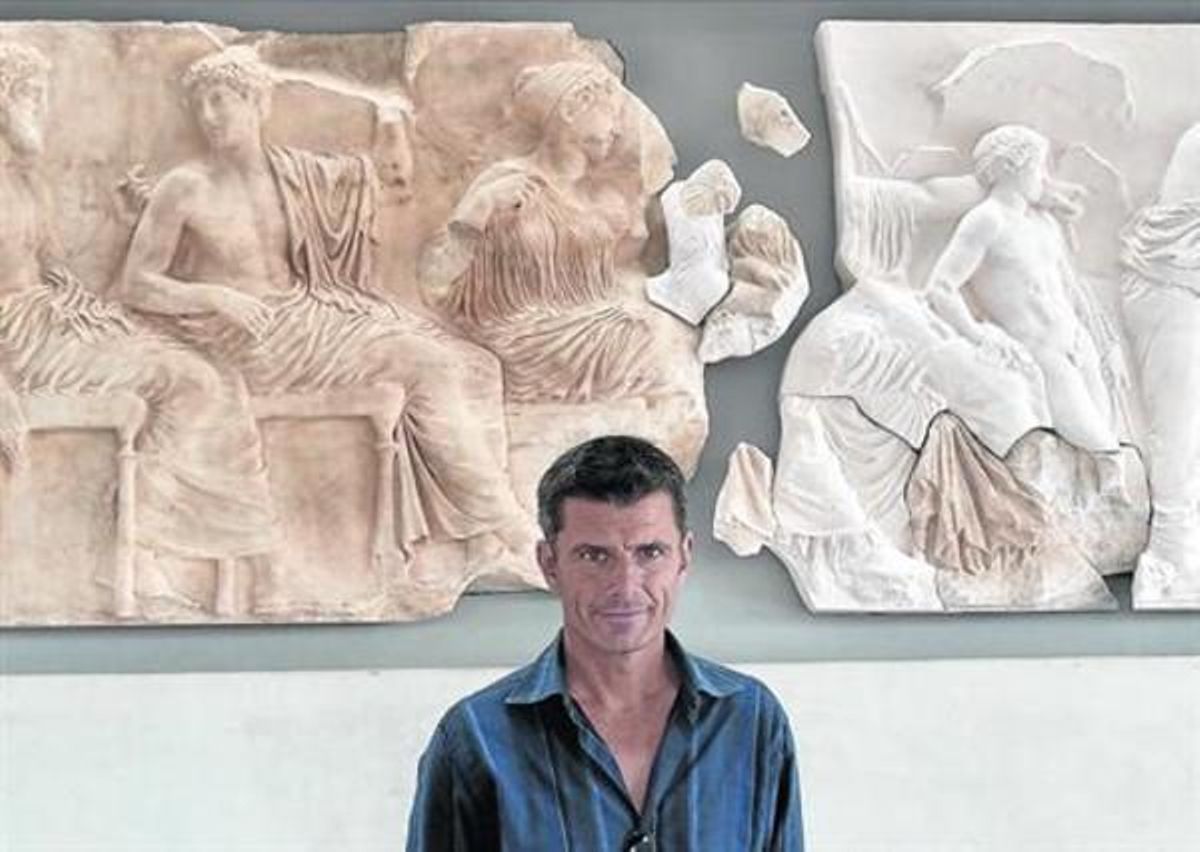 Pedro Olalla, junto al friso del Partenón expuesto en el Nuevo Museo de la Acrópolis, en Atenas. Pedro Olalla, junto al friso del Partenón expuesto en el Nuevo Museo de la Acrópolis, en Atenas.