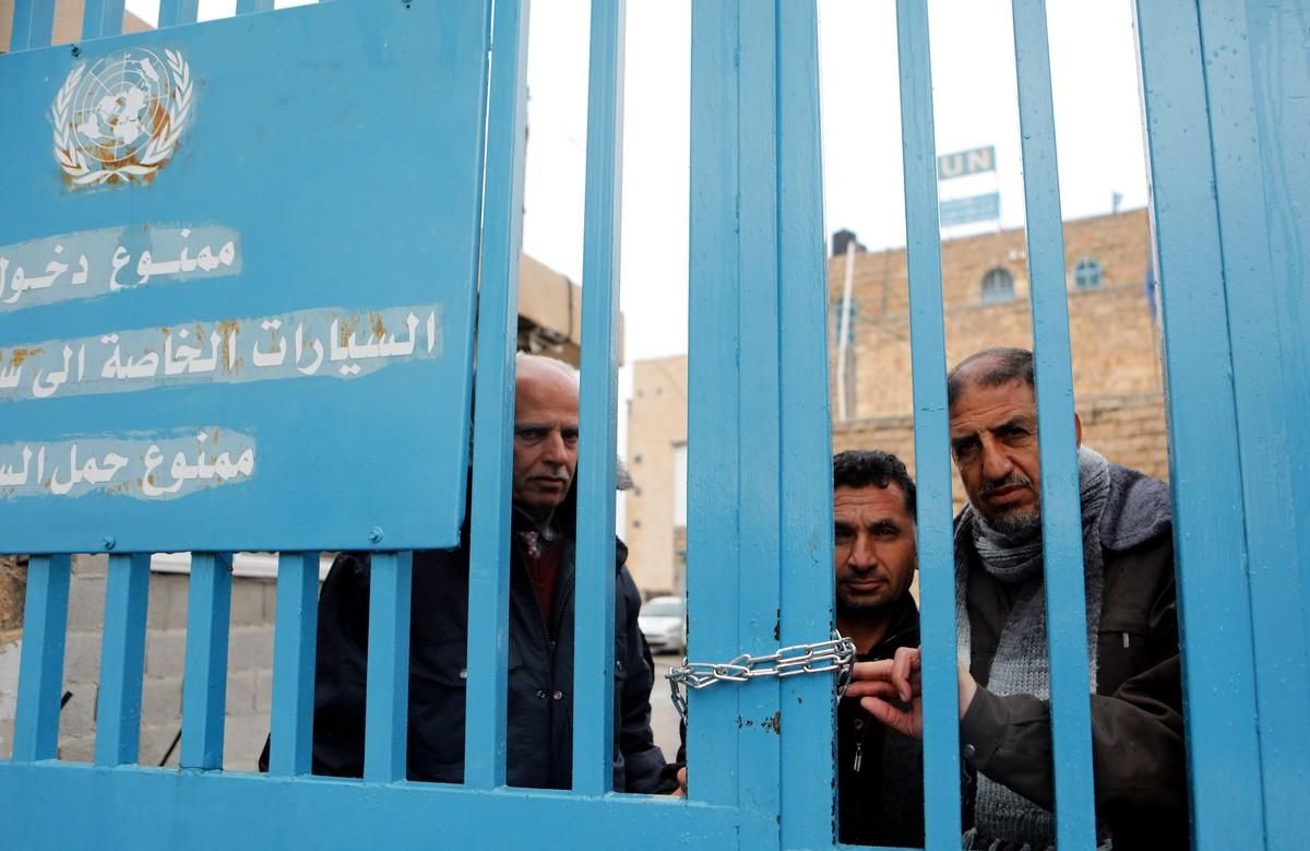 Un grupo de palestinos detrás de la valla de la oficina de la agencia de la ONU para los refugiados palestinos (UNRWA) durante una protesta en la ciudad de Cisjordania. Un grupo de palestinos detrás de la valla de la oficina de la agencia de la ONU para los refugiados palestinos (UNRWA) durante una protesta en la ciudad de Cisjordania.